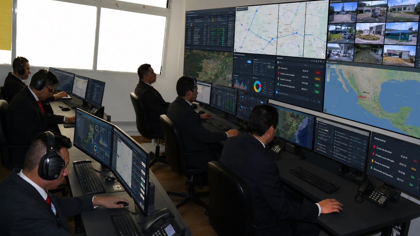 Operadores en turno en el Centro de Control y Monitoreo de ZN