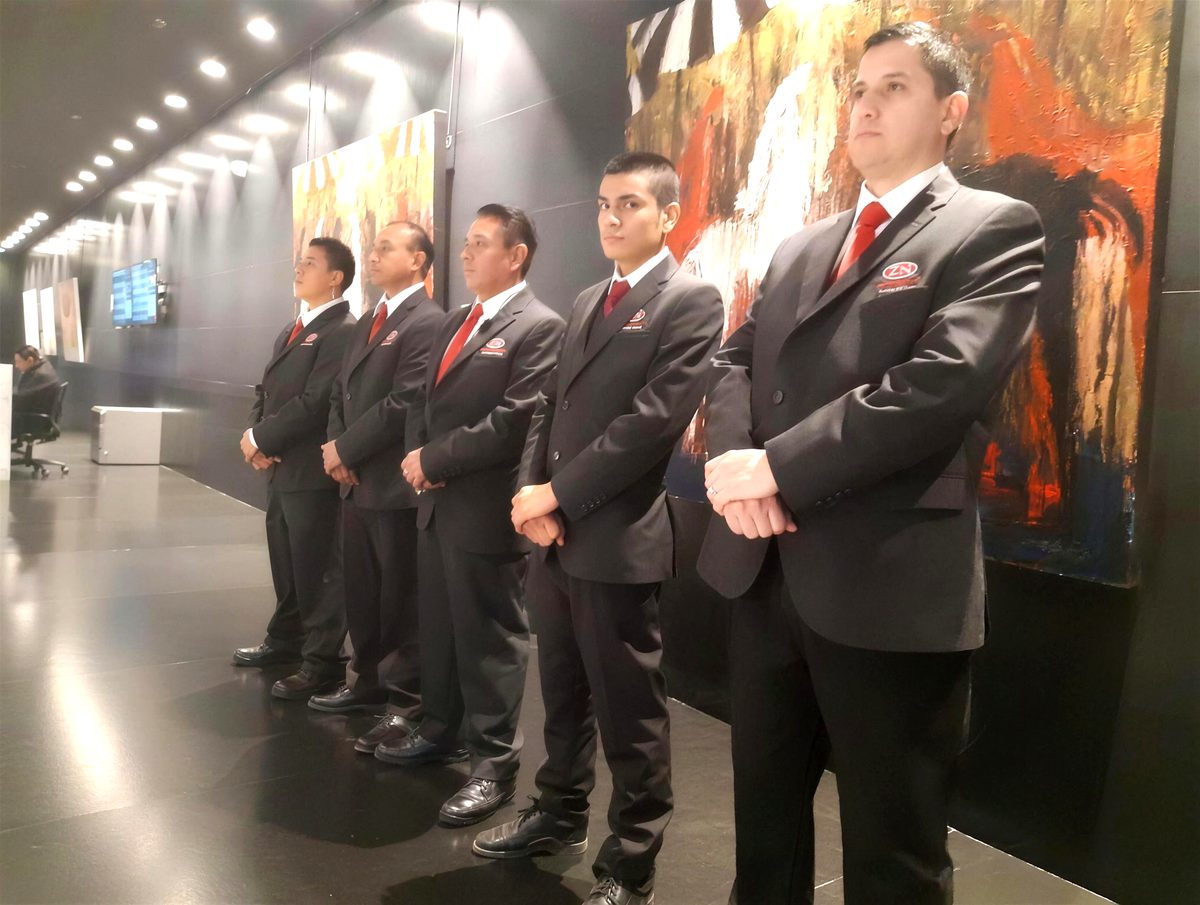 Elementos uniformados de ZN Corporativo en el lobby de un corporativo