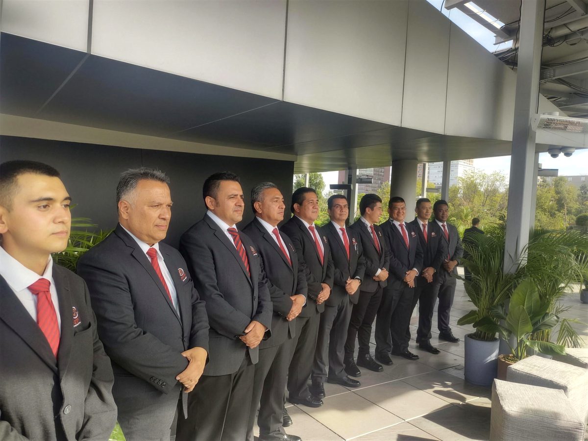 Equipo de ZN Corporativo formado en un corporativo
