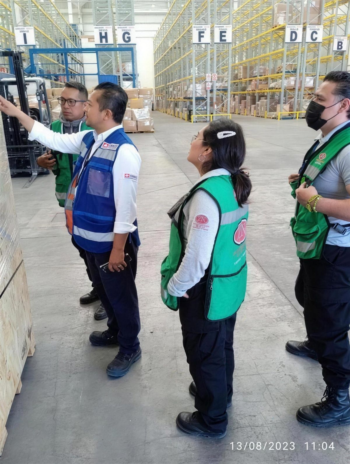 Personal revisando una maniobra dentro del almacén de un cliente de ZN Corporativo