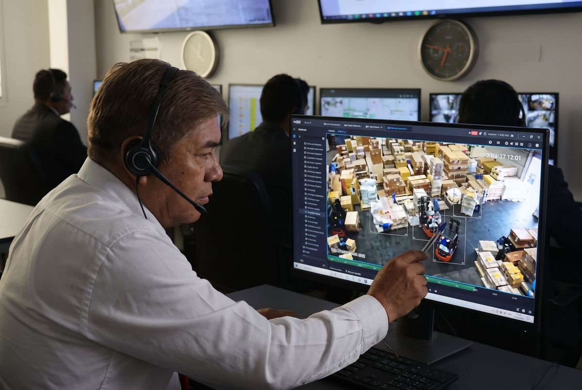 Operador del Centro de Control revisando detecciones marcadas por analítica de video